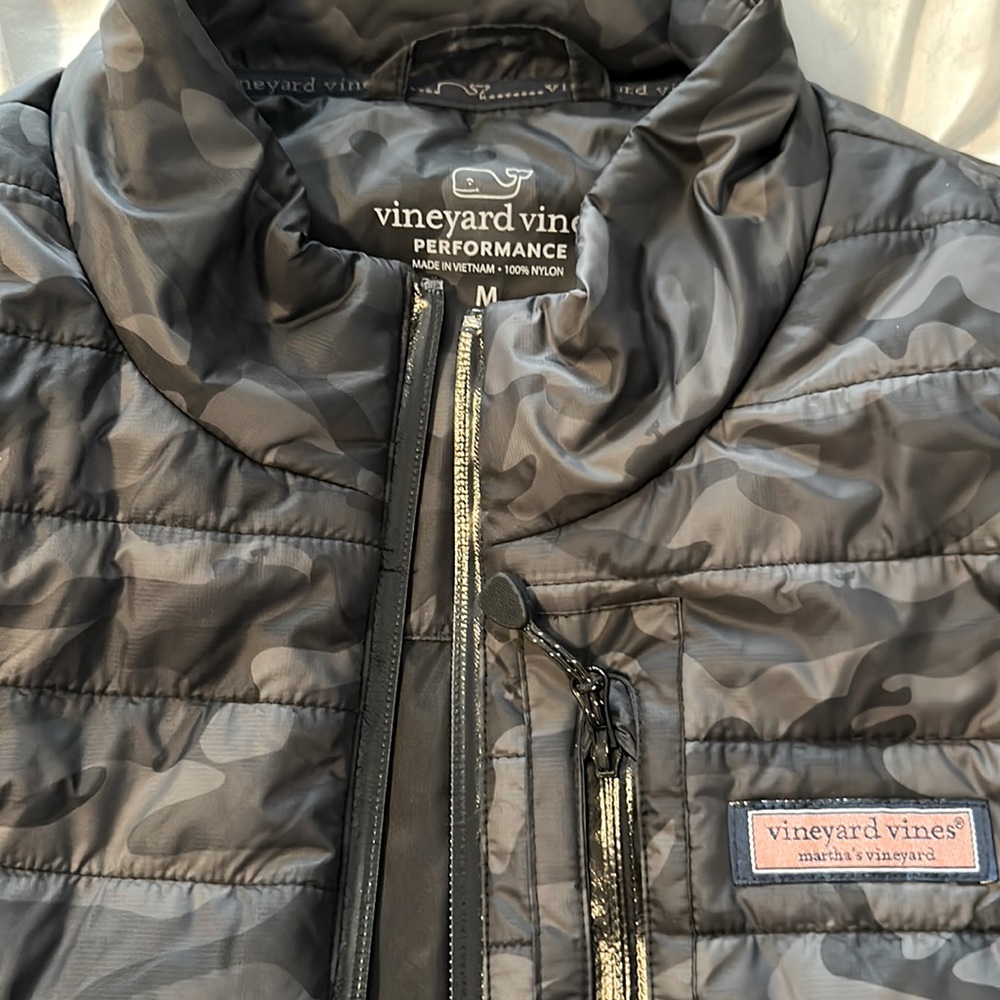 Camo black/ grey Vest Vineyard Vines women’s size Medium new without tags
